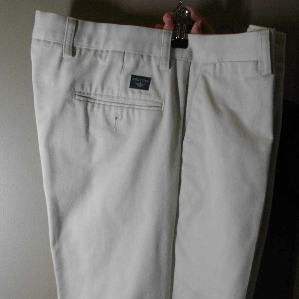 Men's Dockers putty colored dress pants (khaki type) 31x30. New, pleated front.